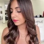 Foto di donna con capelli medi castano scuro marrone