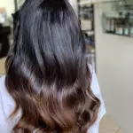 Foto di donna con capelli medi castano scuro marrone