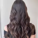 Foto di donna con capelli medi castano scuro marrone