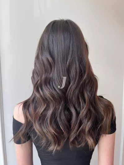 Foto di donna con capelli medi castano scuro marrone