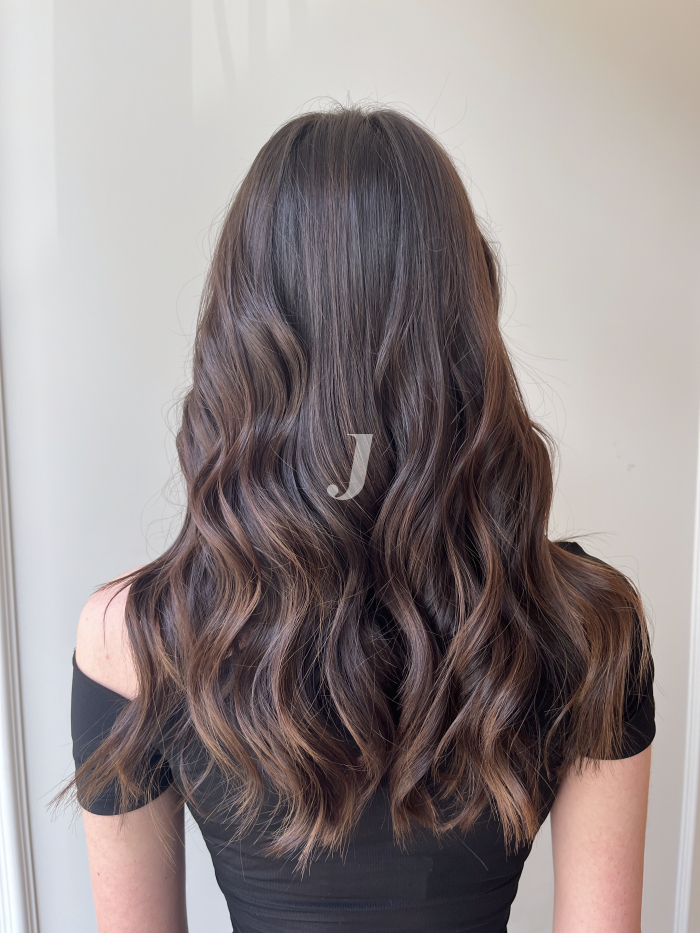 Foto di donna con capelli medi castano scuro marrone