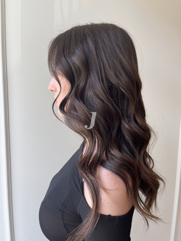 Foto di donna con capelli medi castano scuro marrone