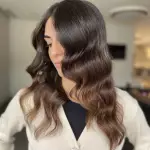 Foto di donna con capelli medi castano scuro marrone