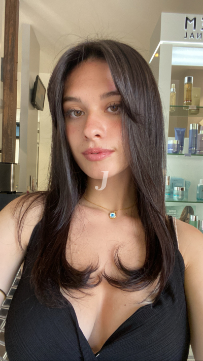 Foto di donna con capelli medi castano scuro marrone