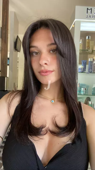 Foto di donna con capelli medi castano scuro marrone