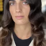 Foto di donna con capelli medi castano scuro marrone