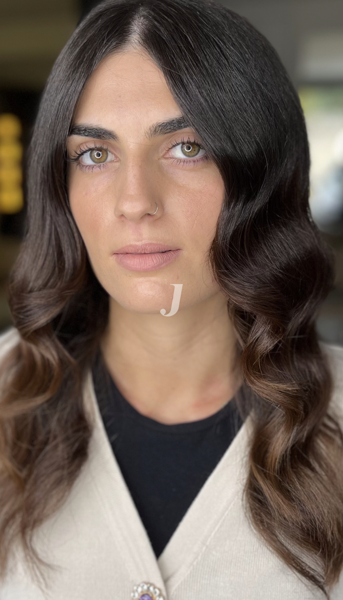 Foto di donna con capelli medi castano scuro marrone