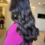 Foto di donna con capelli medi castano scuro marrone