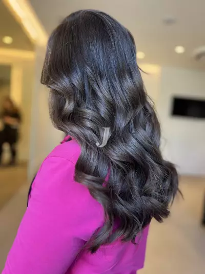 Foto di donna con capelli medi castano scuro marrone