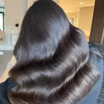 Foto di donna con capelli medi castano scuro marrone