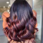 Foto di donna con capelli medi castano scuro mogano o violino