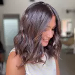 Foto di donna con capelli medi castano scuro mogano o violino