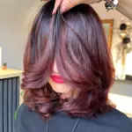 Foto di donna con capelli medi castano scuro mogano o violino