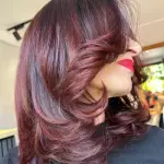 Foto di donna con capelli medi castano scuro mogano o violino