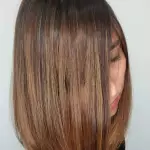 Foto di donna con capelli medi castano medio sabbia