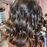 Foto di donna con capelli medi castano medio sabbia