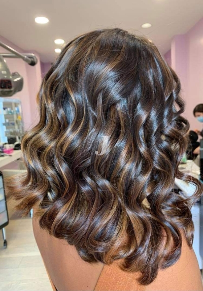 Foto di donna con capelli medi castano medio sabbia