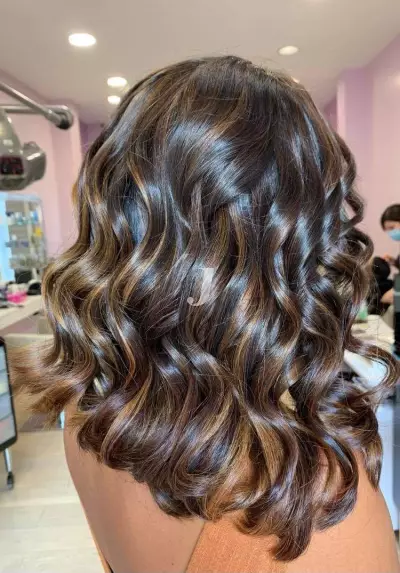 Foto di donna con capelli medi castano medio sabbia