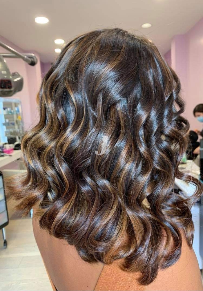 Foto di donna con capelli medi castano medio sabbia