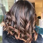 Foto di donna con capelli medi castano medio sabbia