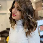 Foto di donna con capelli medi castano medio sabbia