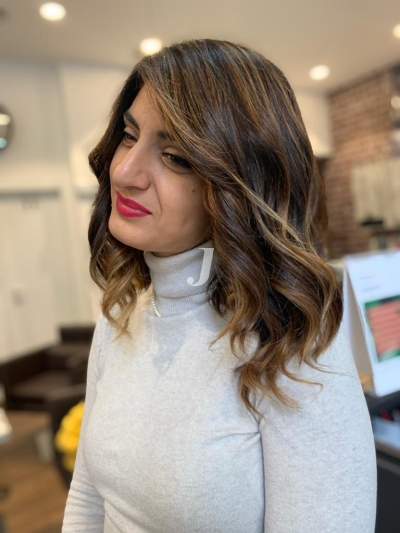 Foto di donna con capelli medi castano medio sabbia