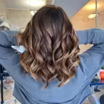 Foto di donna con capelli medi castano medio sabbia