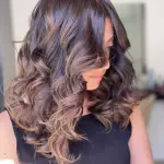 Foto di donna con capelli medi castano medio sabbia