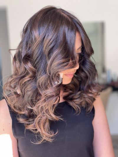 Foto di donna con capelli medi castano medio sabbia