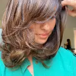 Foto di donna con capelli medi castano medio sabbia