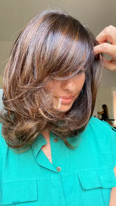 Foto di donna con capelli medi castano medio sabbia