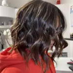 Foto di donna con capelli medi castano medio sabbia