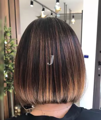 Foto di donna con capelli corti castano medio sabbia