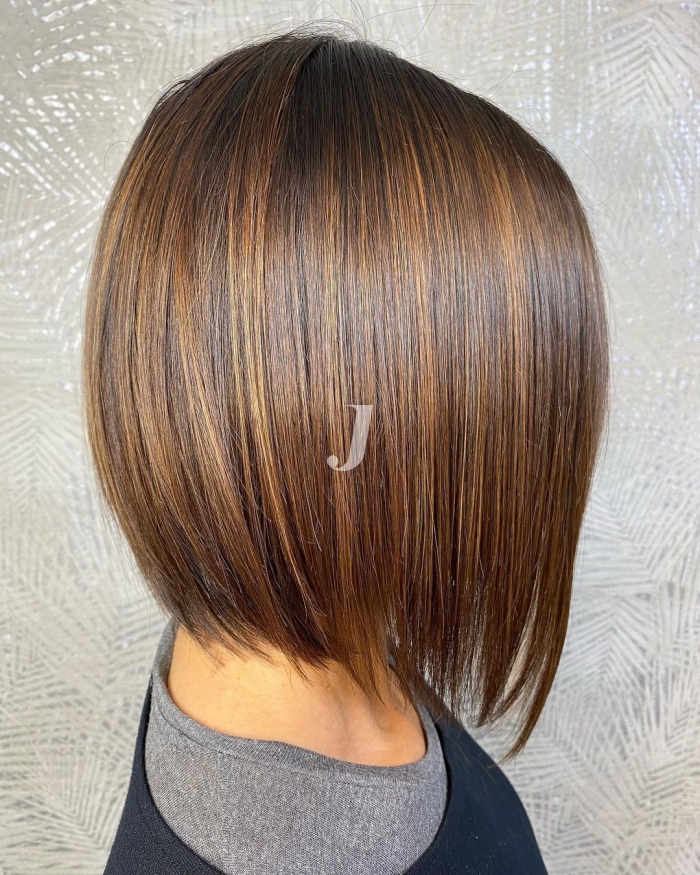 Foto di donna con capelli corti castano medio sabbia