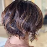 Foto di donna con capelli corti castano medio sabbia