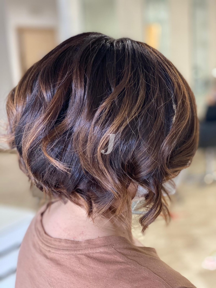 Foto di donna con capelli corti castano medio sabbia