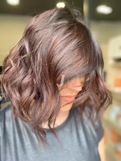 Foto di donna con capelli corti castano medio sabbia