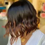 Foto di donna con capelli corti castano medio sabbia