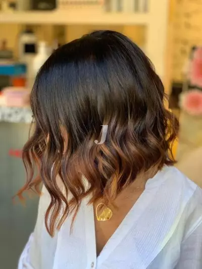 Foto di donna con capelli corti castano medio sabbia