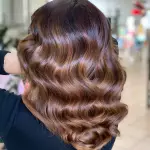 Foto di donna con capelli medi castano medio sabbia
