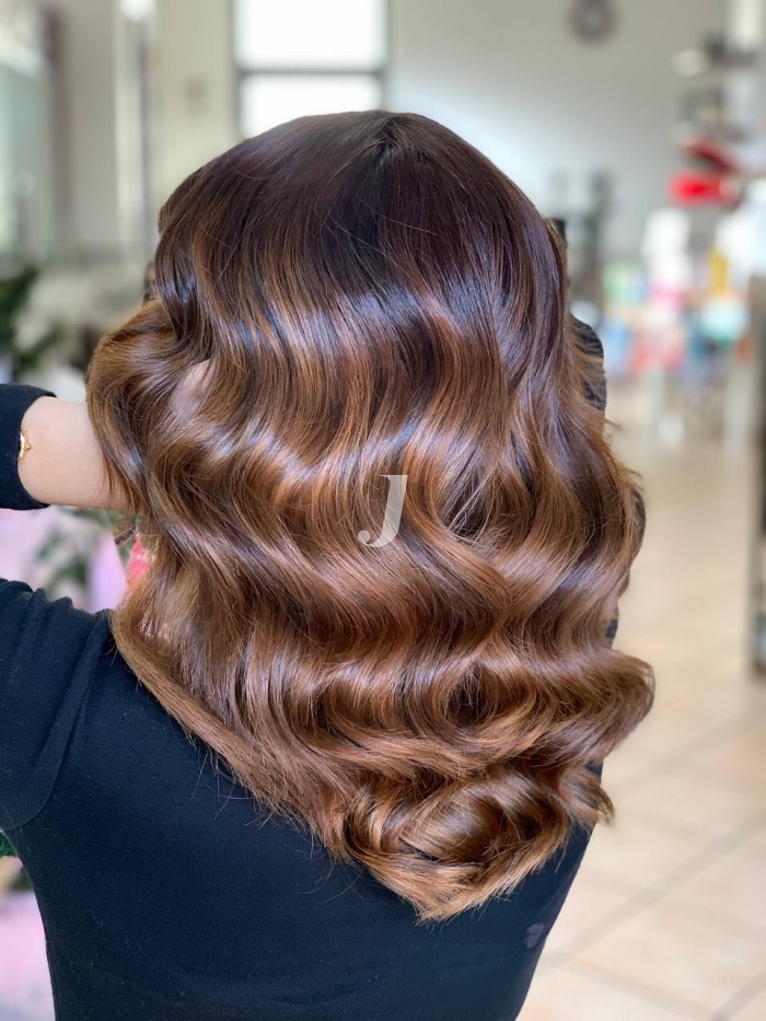 Foto di donna con capelli medi castano medio sabbia