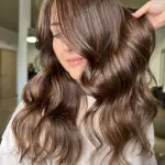Foto di donna con capelli medi castano medio sabbia