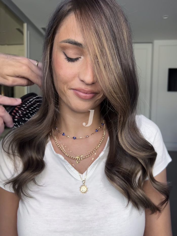 Foto di donna con capelli medi castano medio sabbia