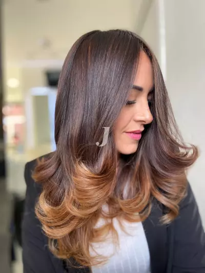 Foto di donna con capelli medi castano medio sabbia