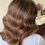 Foto di donna con capelli medi castano medio sabbia