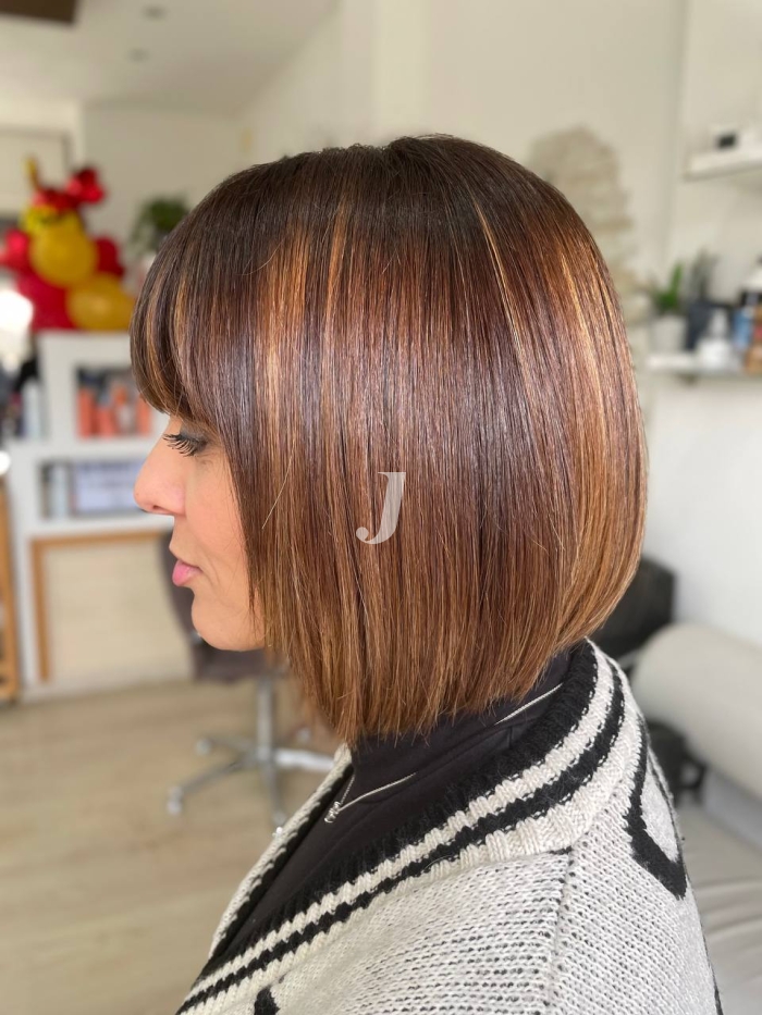 Foto di donna con capelli corti castano medio sabbia