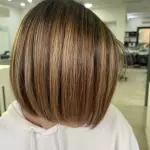 Foto di donna con capelli corti castano medio sabbia