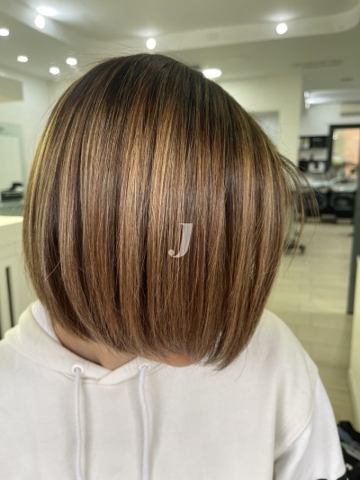 Foto di donna con capelli corti castano medio sabbia