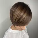 Foto di donna con capelli corti castano medio sabbia