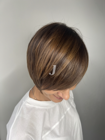 Foto di donna con capelli corti castano medio sabbia